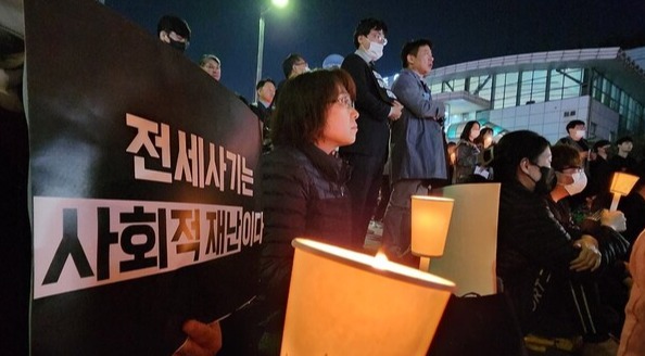 '전세사기·깡통전세 피해자 전국대책위원회'가 지난 18일 오후 인천시 미추홀구 경인국철(서울지하철 1호선) 주안역 광장에서 전세사기 피해 사망자 합동 추모식을 열고 있다. /연합뉴스