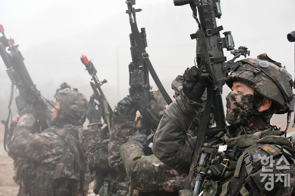 13일 오전 경기 파주 무건리 훈련장에서 열린 대대급 한미연합훈련에서 우리 육군 아미타이거 시범여단 장병들이 총기 기능점검을 하고 있다. 우리 육군 K808차륜형장갑차와 연합사단 스트라이커장갑차는 서로 호흡을 맞춰 전장의 악조건을 극복하며 양국의 기동 전술을 공유했다. /김근현 기자 khkim@sporbiz.co.kr