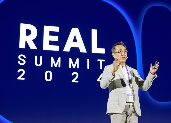 삼성SDS의 '리얼 서밋(REAL Summit) 2024'. 삼성SDS 황성우 사장은 기조연설을 통해 “생성형 AI를 통해 컴퓨터 인터페이스가 자연어 명령을 듣고 사람의 의도를 이해해 작동하는 방식으로 변화하고 있다”며 “이러한 변화를 기업 고객들이 쉽게 이용할 수 있도록 삼성 클라우드 플랫폼을 GPU 중심 AI 클라우드로 발전시켜 나가겠다”고 말했다. / 삼성SDS