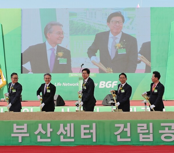 3일 부산 강서구 부산 국제산업물류도시에서 열린 BGF리테일 부산 신규 물류센터 기공식에서 BGF 홍정국 대표이사 부회장(왼쪽에서 첫번째), BGF 홍석조 회장(왼쪽에서 두번째), 박형준 부산시장(가운데) 등 관계자들이 시삽하고 있다. / BGF리테일 제공 