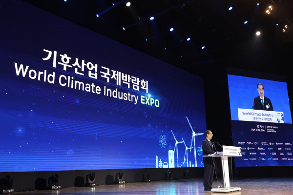 정부와 국제에너지기구(IEA), 대한상공회의소는 4일 부산벡스코에서‘2024 기후산업국제박람회(World Climate Industry Expo)’를 개최했다. 사진은 지난해 5월 열린 2023 기후산업국제박람회에서 한덕수 국무총리가 개회사를 하고 있는 모습 / 연합뉴스