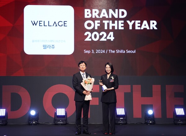 지난 3일 신라호텔에서 열린 ‘2024 올해의 브랜드대상’ 시상식에서 휴젤㈜ 화장품본부 조정민 상무(우측)가 기념사진 촬영을 하고 있다./휴젤 제공