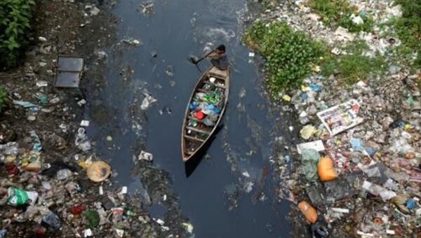 전 세계가 매년 5200만Mt(미터톤)의 플라스틱 폐기물을 배출하는 것으로 나타났다. 이는 뉴욕시 센트럴 파크를 엠파이어 스테이프 빌딩 높이만큼 채울 수 있는 양이다. / 사진=연합뉴스