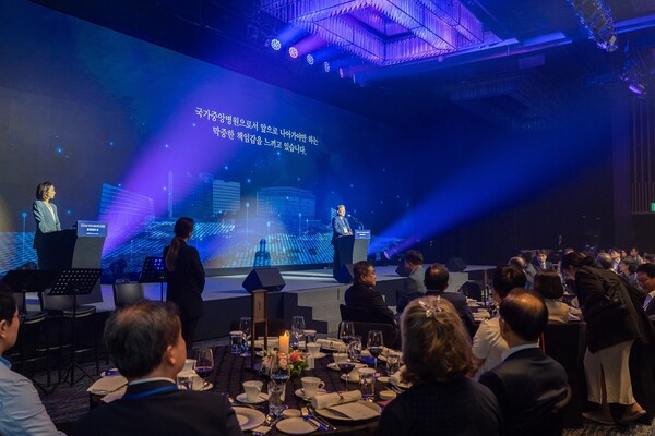 '2024년 분당서울대학교병원 발전후원의 밤'에서 송정한 원장이 환영사를 하고 있다./분당서울대병원 제공