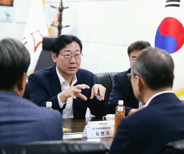 정명근 화성시장은 6일 동탄출장소에서 삼성전자 DS부문 상생협력센터장인 지현기 부사장 등 삼성전자 관계자들과 면담을 갖고 협력 강화 방안을 논의했다./ 화성시 제공