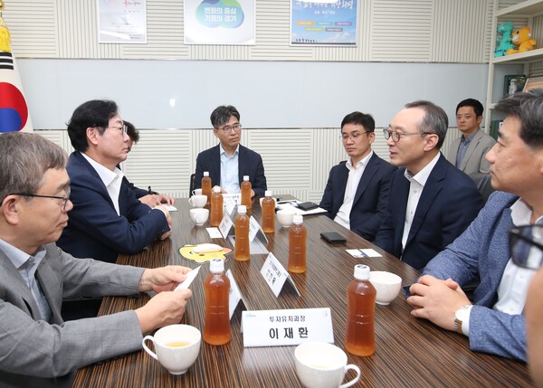 정명근 화성시장은 "삼성전자는 지역 경제에서 매우 큰 비중을 차지하고 있으며, 특례시 진입을 앞둔 화성시의 발전에 큰 힘이 되어주고 있다"며 "화성시는 앞으로도 삼성전자의 투자 계획과 현안 사항들이 차질 없이 추진될 수 있도록 전폭적인 행정 지원을 아끼지 않겠다"고 밝혔다./ 화성시 제공