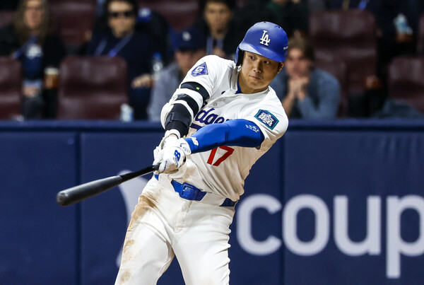 21일 서울 구로구 고척스카이돔에서 열린 2024 미국 메이저리그(MLB) 월드투어 서울시리즈 공식 개막전 샌디에이고 파드리스와 LA 다저스의 2차전 경기, 2회말 1사 주자 2,3루 상황 LA다저스 오타니 쇼헤이가 1타점 희생플라이를 치고 있다. /연합뉴스