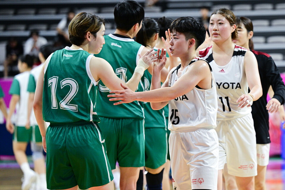  7일 아신이순신체육관에서 열린 2024 우리은행 박신자컵 여자농구 대회 4강에서 토요타 안텔롭스(일본)에 53-45로 패한 부천 하나은행(왼쪽) . /WKBL 제공