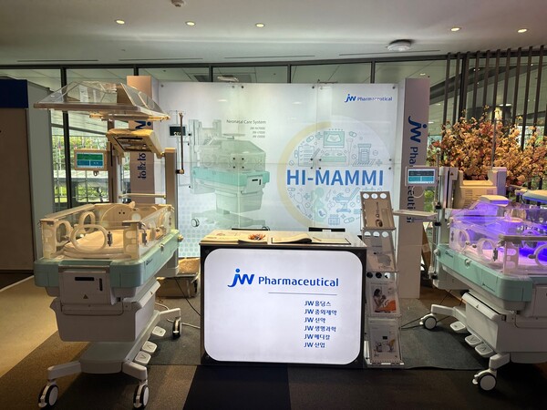 JW중외제약은 ‘제23차 아시아·오세아니아 주산의학학술대회(FAOPS 2024)’에 참가해 ‘하이-마미(HI-MAMMI) 하이브리드(JW-Hi7000) 보육기’를 소개했다./JW중외제약 제공