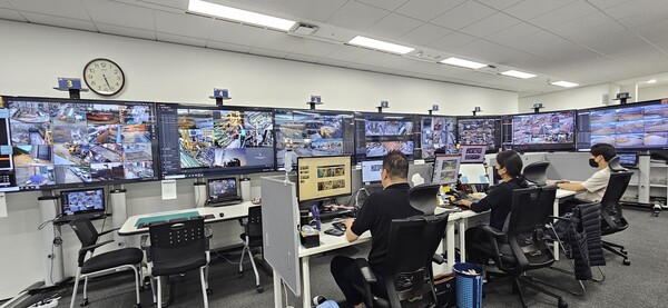DL이앤씨 본사에 마련된 현장 CCTV 통합관제센터 모습이다. /DL이앤씨 제공