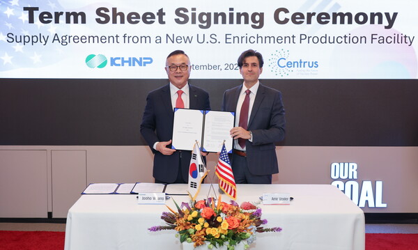 (왼쪽부터) 황주호 한국수력원자력 사장과 아미르 벡슬러(Amir vexler) 센트루스 CEO가 공급계약 주요조건 합의서에 서명했다. / 사진=한수원.