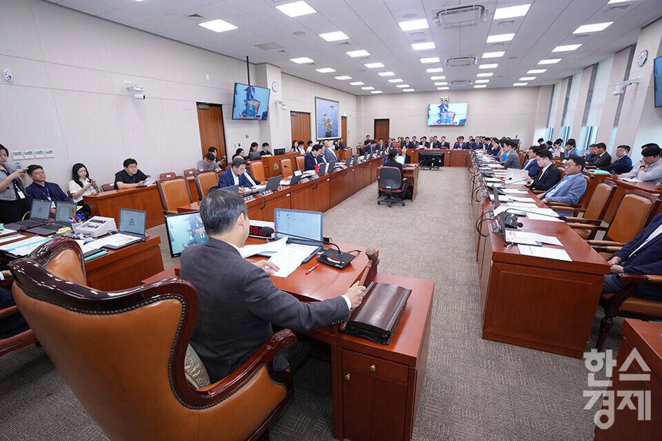 이철규 위원장이 11일 서울 여의도 국회에서 열린 산업통상자원중소벤처기업위원회 전체회의에서 의사봉을 두드리고 있다. /최대성 기자 dpdaesung@sporbiz.co.kr 2024.09.11.