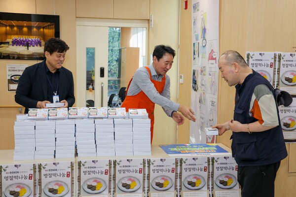 한전KDN이 추석을 맞아 광주광역시 남구 장애인복지관을 찾아 온누리상품권과 지역생산품을 전달하고, 복지관 식당에서 '행복 밥상' 배식 봉사활동을 펼쳤다. 장애인복지관배식 봉사와 명절떡 나눔을 진행하고 있는 김민영 한전KDN ESG경영처장(오른쪽)과 조용호 복지관장. / 사진=한전KDN