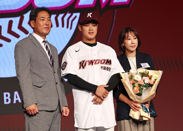 11일 오후 서울 송파구 롯데호텔 월드 크리스탈볼룸에서 열린 2025 KBO 신인 드래프트에서 키움 히어로즈에 1라운드 1순위 지명을 받은 정현우(덕수고)가 고형욱 단장과 기념촬영을 하고 있다. /연합뉴스