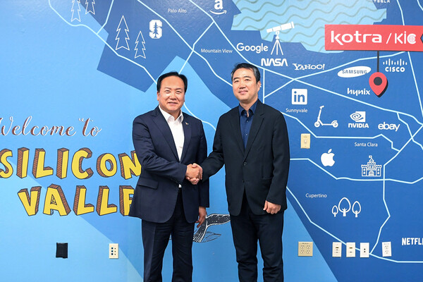 오산시장이 권오형 코트라 실리콘밸리 무역관장과 기념촬영을 하고 있다. / 오산시 제공