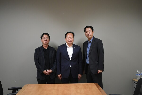 오산시장이 사이몬 리 실리콘밸리 한인반도체협의회(KASASV)회장(왼쪽), 구보환 레이크 머티어리얼즈 아메리카 사장(오른쪽)과 기념촬영을 하고 있다. / 오산시 제공 