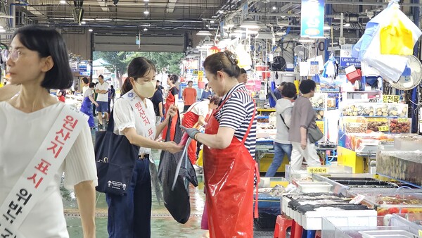 안양시(시장 최대호)는 추석 명절을 앞두고 성수식품의 안전성을 확보하고 공정한 유통 질서를 확립하고자 식품 제조․판매업소 및 축산물 유통업소, 전통시장 등에 대한 위생 일제점검을 실시했다./ 안양시 제공