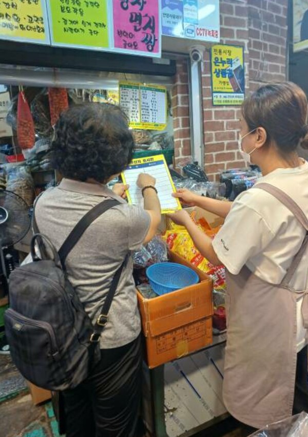 시는 지난달 14일부터 이달 6일까지 소비자 식품위생감시원과 민관 합동 점검반을 구성해 식품 제조·판매업소 242곳을 현장 점검했다./ 안양시 제공