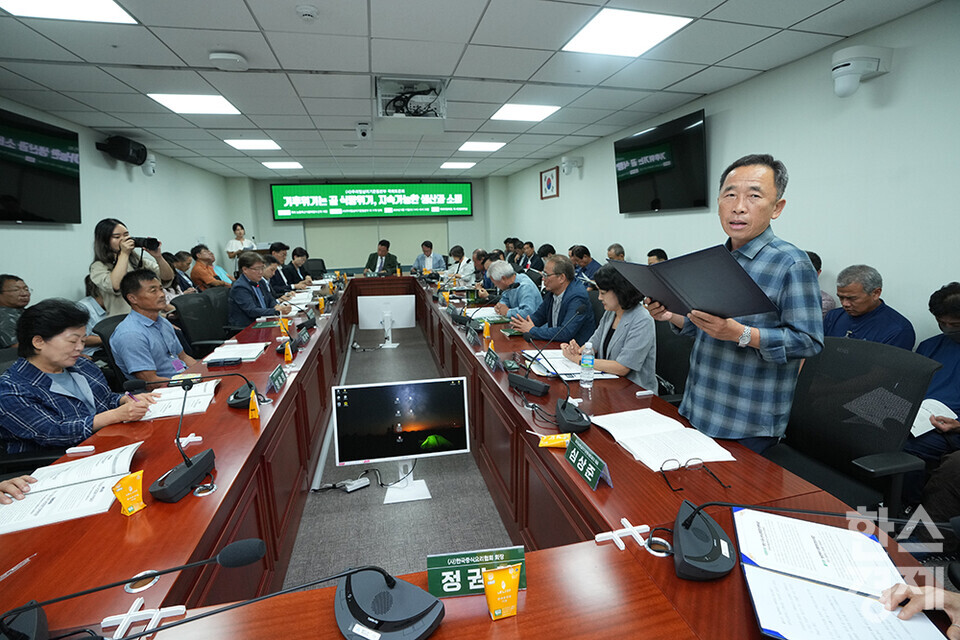 심상준 우리농촌살리기공동네트워크 대표가 11일 서울 여의도 국회 의원회관에서 열린 기후위기는 곧 식량위기, 지속가능한 생산과 소비 국회토론회에 참석해 '우리의 요구'를 밝히고 있다. /최대성 기자 dpdaesung@sporbiz.co.kr 2024.09.11.  