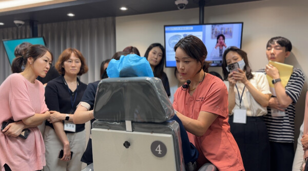 휴젤이 ‘안전한 필러 시술법’ 세미나를 개최했다./휴젤 제공