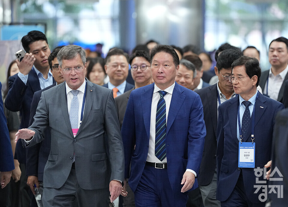 얀 페터르 발케넨더 네덜란드 전 총리, 최태원 대한상의 회장, 김선규 호반그룹 회장이 12일 서울 강남구 코엑스에서 열린 제1회 대한민국 사회적 가치 페스타 개막식에 참석해 부스를 둘러보고 있다. /최대성 기자 dpdaesung@sporbiz.co.kr 2024.09.12.