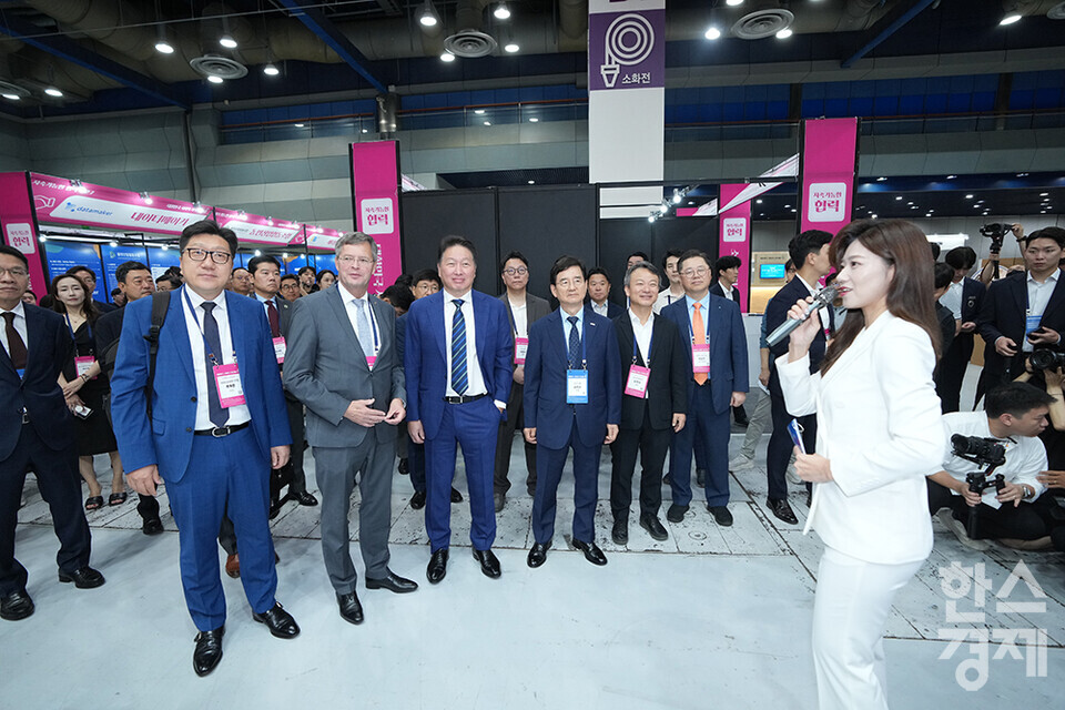 얀 페터르 발케넨더 네덜란드 전 총리, 최태원 대한상의 회장, 김선규 호반그룹 회장 등 주요 내빈들이 12일 서울 강남구 코엑스에서 열린 제1회 대한민국 사회적 가치 페스타 개막식에 참석해 부스를 둘러보고 있다. /최대성 기자 dpdaesung@sporbiz.co.kr 2024.09.12.