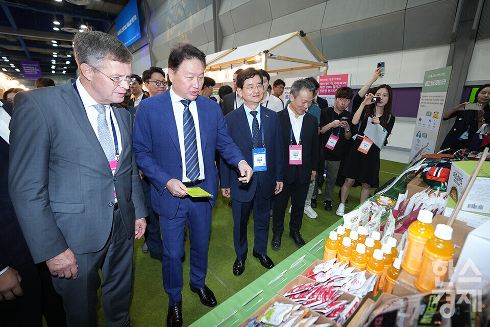 얀 페터르 발케넨더 네덜란드 전 총리, 최태원 대한상의 회장, 김선규 호반그룹 회장 등 주요 내빈들이 12일 서울 강남구 코엑스에서 열린 제1회 대한민국 사회적 가치 페스타 개막식에 참석해 부스를 둘러보고 있다. /최대성 기자 dpdaesung@sporbiz.co.kr 2024.09.12.
