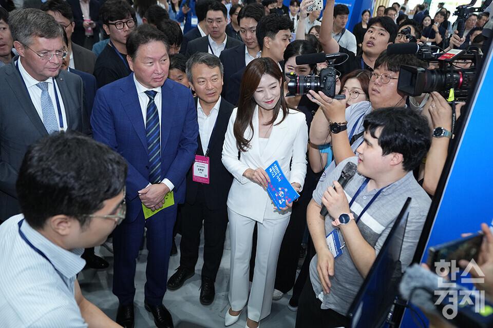 얀 페터르 발케넨더 네덜란드 전 총리, 최태원 대한상의 회장, 김선규 호반그룹 회장 등 주요 내빈들이 12일 서울 강남구 코엑스에서 열린 제1회 대한민국 사회적 가치 페스타 개막식에 참석해 부스를 둘러보고 있다. /최대성 기자 dpdaesung@sporbiz.co.kr 2024.09.12.