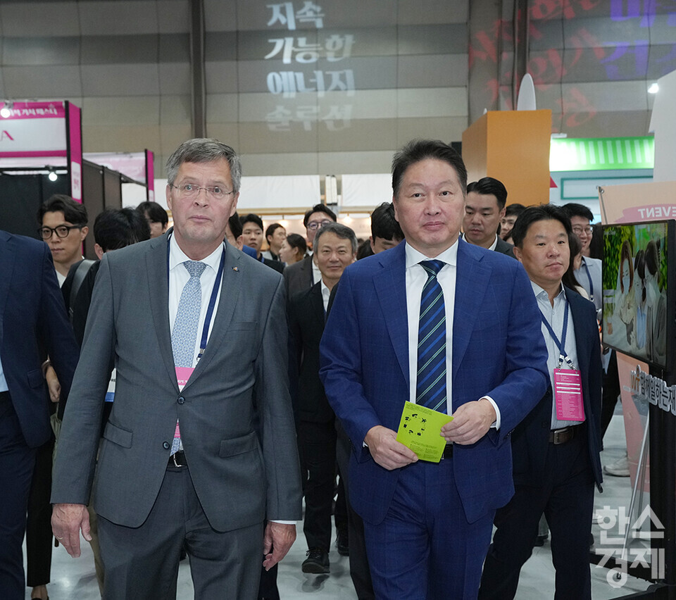 얀 페터르 발케넨더 네덜란드 전 총리, 최태원 대한상의 회장 등 주요 내빈들이 12일 서울 강남구 코엑스에서 열린 제1회 대한민국 사회적 가치 페스타 개막식에 참석해 부스를 둘러보고 있다. /최대성 기자 dpdaesung@sporbiz.co.kr 2024.09.12.
