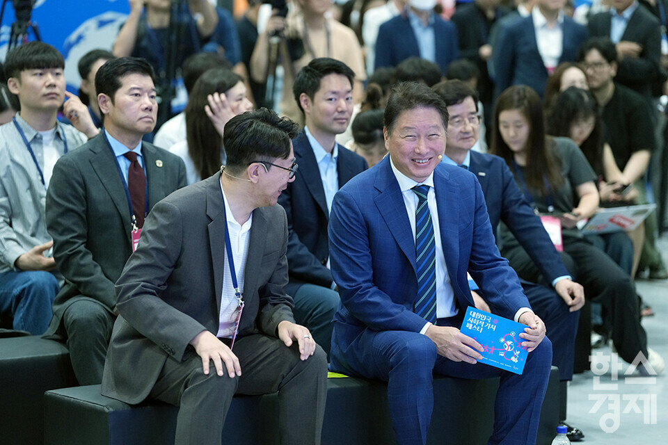 최태원 대한상의 회장이 12일 서울 강남구 코엑스에서 열린 제1회 대한민국 사회적 가치 페스타 개막식에 참석하고 있다. /최대성 기자 dpdaesung@sporbiz.co.kr 2024.09.12.