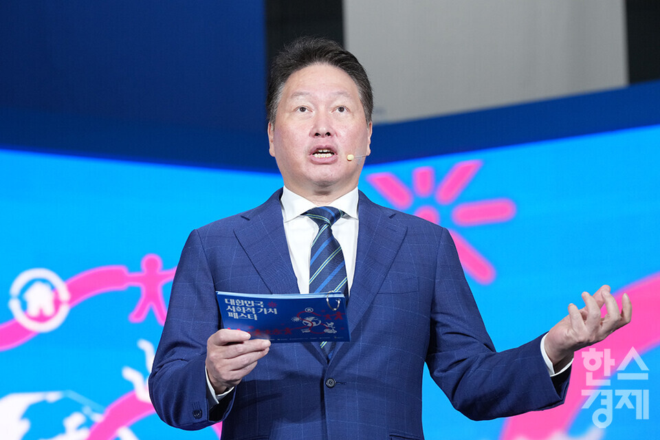 최태원 대한상의 회장이 12일 서울 강남구 코엑스에서 열린 제1회 대한민국 사회적 가치 페스타 개막식에 참석해 개회사를 하고 있다. /최대성 기자 dpdaesung@sporbiz.co.kr 2024.09.12.