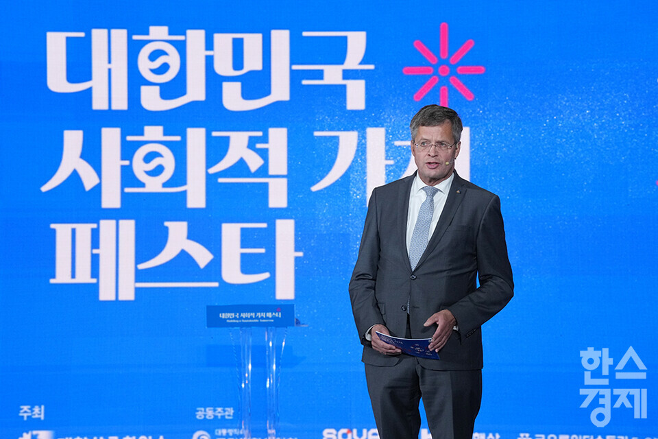 얀 페터르 발케넨더 네덜란드 전 총리가 12일 서울 강남구 코엑스에서 열린 제1회 대한민국 사회적 가치 페스타 개막식에 참석해 축사하고 있다. /최대성 기자 dpdaesung@sporbiz.co.kr 2024.09.12.