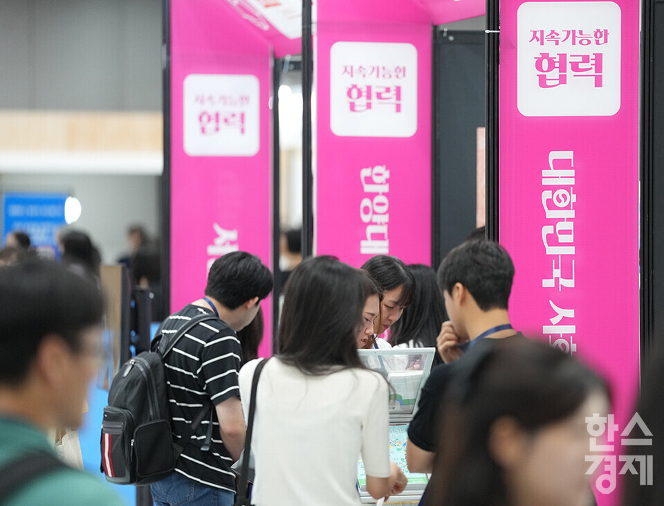 12일 서울 강남구 코엑스에서 제1회 대한민국 사회적 가치 페스타 개막해 많은 관람객들이 부스를 둘러보고 있다. /최대성 기자 dpdaesung@sporbiz.co.kr 2024.09.12.