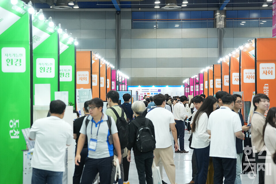 12일 서울 강남구 코엑스에서 제1회 대한민국 사회적 가치 페스타 개막해 많은 관람객들이 부스를 둘러보고 있다. /최대성 기자 dpdaesung@sporbiz.co.kr 2024.09.12.