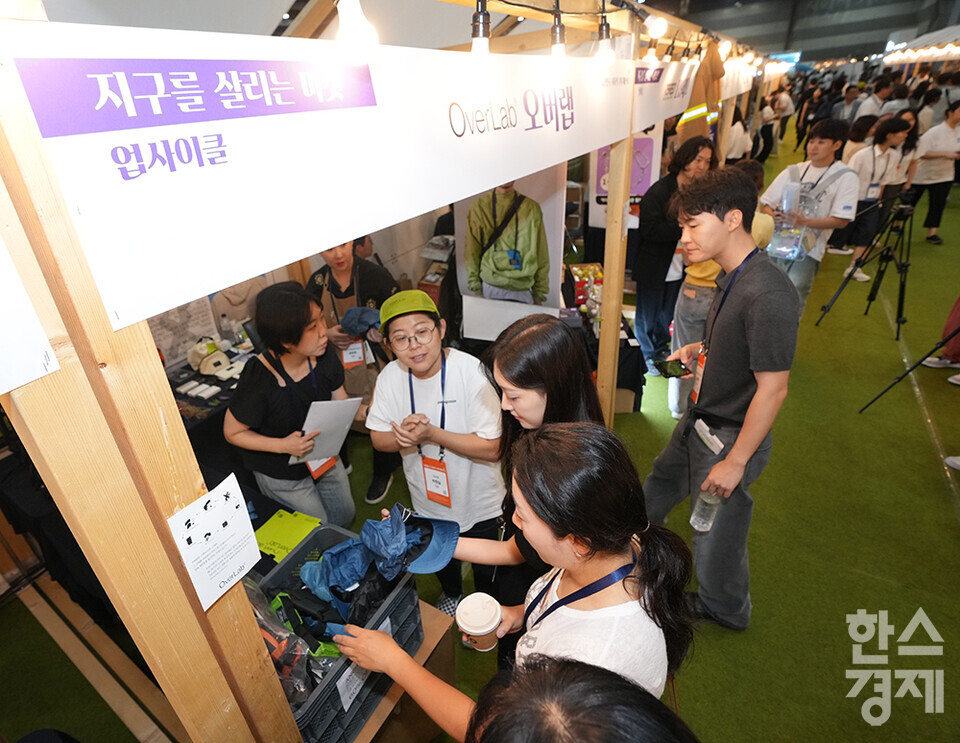 12일 서울 강남구 코엑스에서 제1회 대한민국 사회적 가치 페스타기 열리고 있다. 많은 관람객이 소셜 벨류 마켓의 업사이클 제품을 파는 부스를 둘러보고 있다. /최대성 기자 dpdaesung@sporbiz.co.kr 2024.09.12.