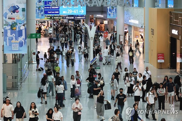 인천국제공항 1터미널 출국장이 탑승객들로 붐비고 있다. /연합뉴스 제공