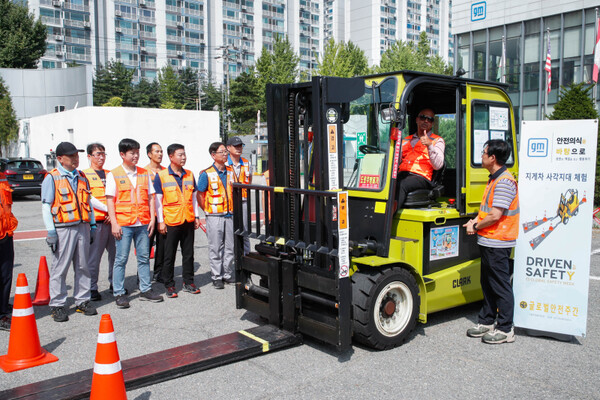 파이야즈 칸 GM 한국사업장 최고안전책임자(CSO (지게차 안)를 비롯해 GM 한국사업장 임직원들이 안전 주간 캠페인 기간 동안 진행된 지게차 사각지대 체험 행사에 참여하고 있다./GM