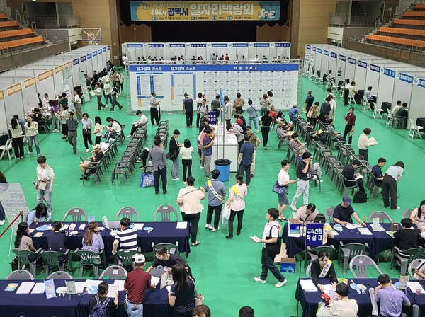 평택시(시장 정장선)는 지난 12일 안중체육관에서 30개의 기업체와 700여 명의 구직자들이 참여한 가운데 ‘2024년 하반기 평택시 일자리박람회’를 성황리에 개최했다./평택시 제공