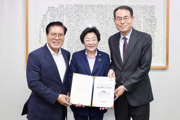 김경희 이천시장과 송석준 의원이 강희업 대도시권광역교통위원회 위원장을 만나 부발 응암리에서 출발하는 잠실행 광역버스 노선 신설을 위해 적극적인 협조를 요청했다. / 이천시 제공