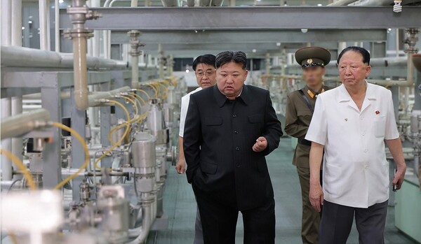북한이 고농축 우라늄 생산시설을 공개했지만, 정작 대선을 앞둔 미국에서는 중·러·테러·기후·마약·보건 등에 밀려 관심이 적은 것으로 나타났다. 사진은 김정은 북한 국무위원장이 핵무기연구소·무기급핵물질생산기지 현지 지도하는 모습. / 사진=연합뉴스