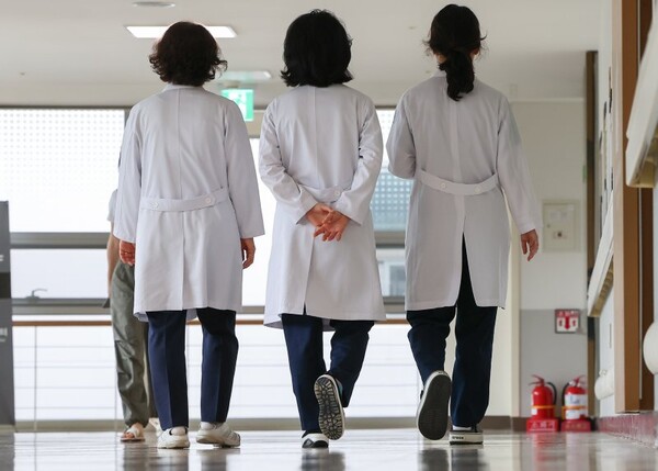 서울 시내 한 대형병원 내 의료진. 사진은 내용과 무관. /연합뉴스