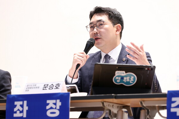문승호 경기도의원이 "경기도 어린이보호구역의 교통안전 개선과 보행안전지도사의 활성화 방안 모색"을 위한 정책토론회를 개최했다./ 경기도의회 제공 