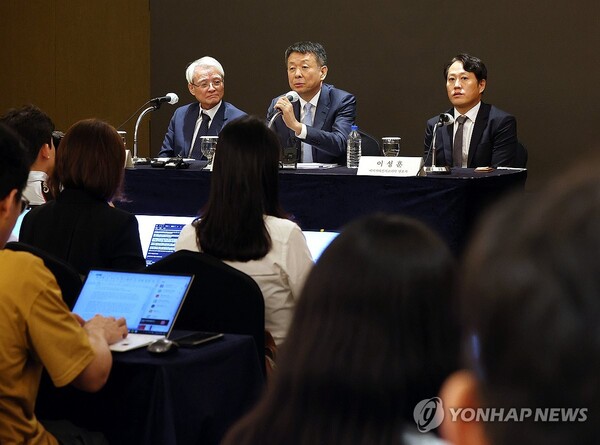 김광일 MBK파트너스 부회장(가운데)이 19일 오전 서울 중구 롯데호텔에서 열린 MBK파트너스 고려아연 공개매수 관련 기자간담회에서 취재진의 질문에 답하고 있다. 왼쪽은 강성두 영풍 사장, 오른쪽은 이성훈 베이커매킨지코리아 변호사 / 연합뉴스 제공