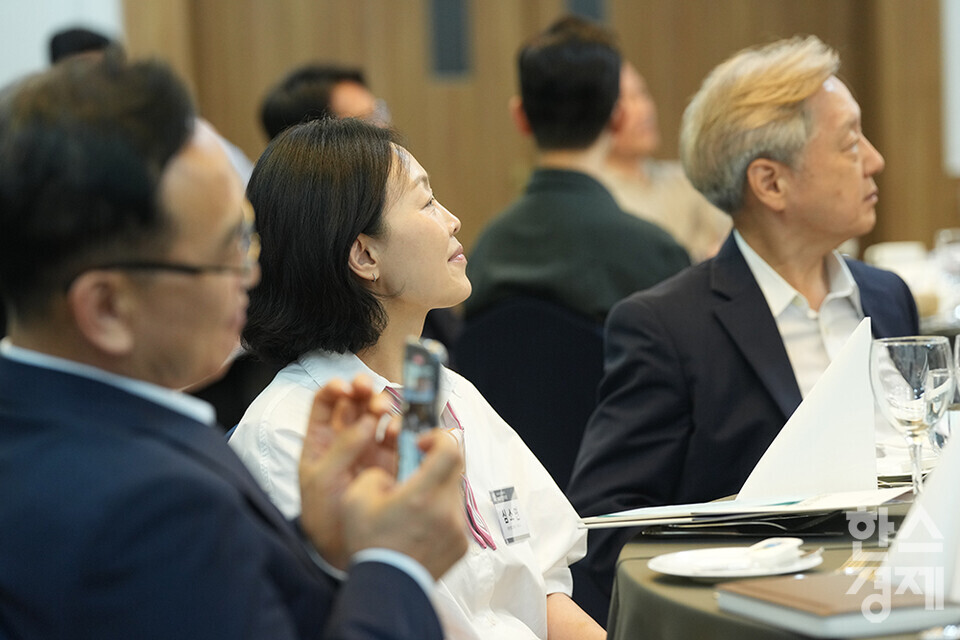 20일 오후 서울 관악구 서울대학교 호암교수회관에서 제4기 ESG 전문가 과정 출범식이 열리고 있다. 참석자들이 소프라노 조소연, 테너 김준교 씨의 축하무대를 감상하고고 있다. /최대성 기자 dpdaesung@sporbiz.co.kr 2024.09.20.