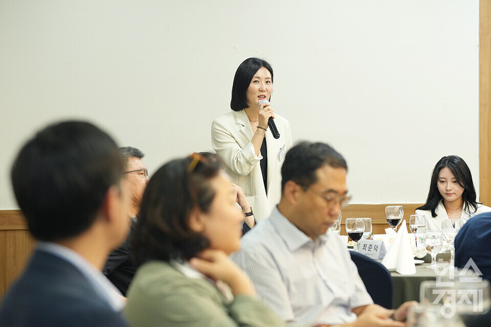 경기도 경제과학진흥원 주선영 4기 펠로우가 20일 오후 서울 관악구 서울대학교 호암교수회관에서 열린 제4기 ESG 전문가과정 출범식에서 본인 소개를 하고 있다. 이날 참석한 펠로우들은 4기 전문가과정에 함께 하게 된 동기와 목표 등을 밝혔다. /최대성 기자 dpdaesung@sporbiz.co.kr 2024.09.20.