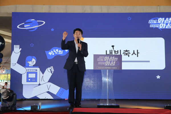 화성시의회(의장 배정수)는 지난 21일 화성시 동탄순환대로에 위치한 동탄호수공원에서 열린 ‘2024년 화성시 청년의 날’ 기념행사에 참석해 청년들과 함께 화합의 장을 마련했다./ 화성시의회 제공