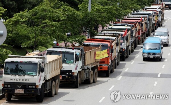 화물자동차 안전운임제 재도입 법안이 국회에서 발의된 가운데, 안전운임제가 기업의 물류비 부담을 가중시켜 수출경쟁력에 부정적인 영향을 미친다는 조사 결과가 나왔다. / 연합뉴스
