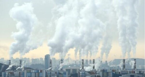 온실가스를 감축하면 대기오염 물질도 줄어든다는 연구 결과가 나왔다. 또 국내총생산(GDP)와 온실가스 대비 대기오염 물진 증가율 간 상관관계는 개발도상국이 컸고, 아시아에서 뚜렷했다. / 사진=연합뉴스