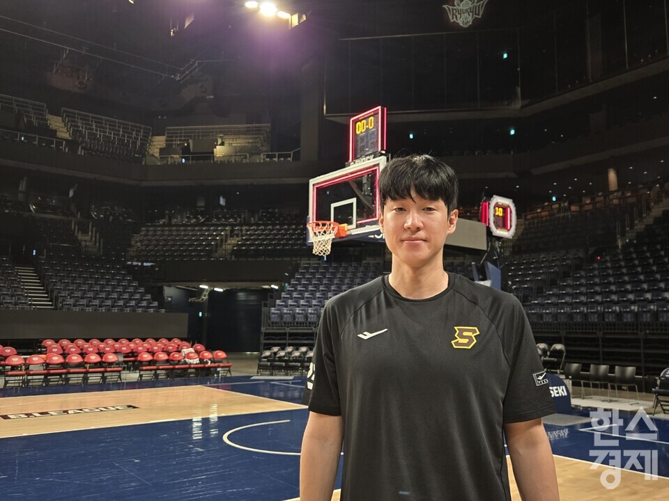 창원 LG세이커스 전성현이 일본 오키나와 아레나에서 본지와 인터뷰를 한 후 미소를 짓고 있다. /박종민 기자