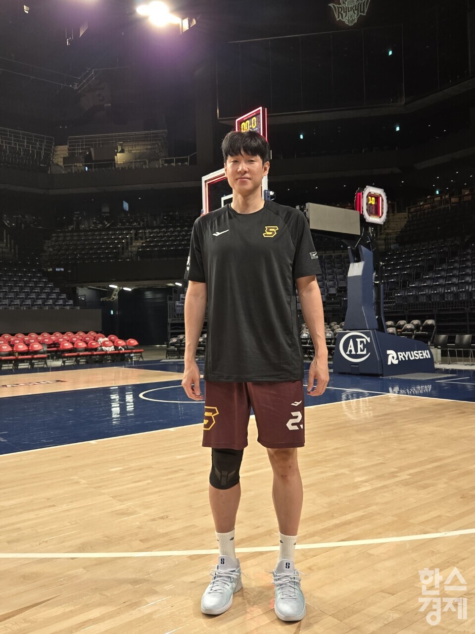 창원 LG세이커스 전성현이 일본 오키나와 아레나에서 본지와 인터뷰를 한 후 포즈를 취하고 있다. /박종민 기자